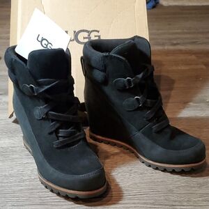 🦋NIB UGG Wedge Boots